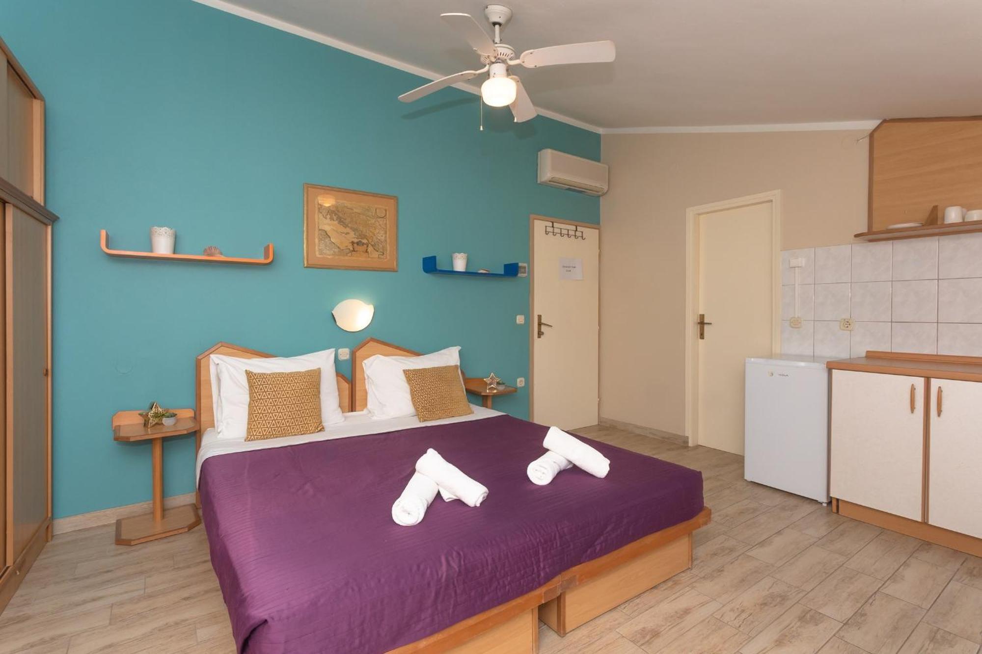 Pansion Pirat Bed and Breakfast Petrcane Buitenkant foto